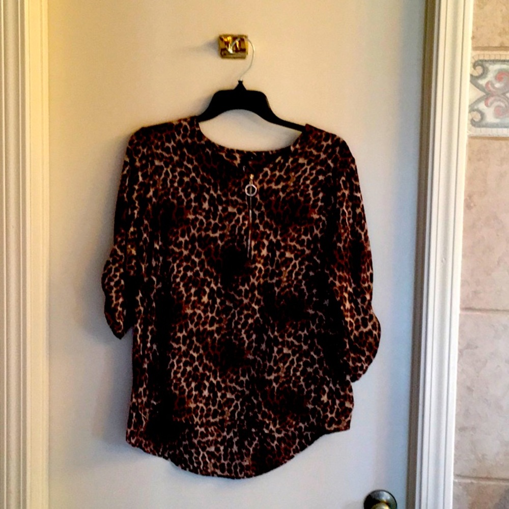 Animal print blouse 3/4 length sleeves Zip front